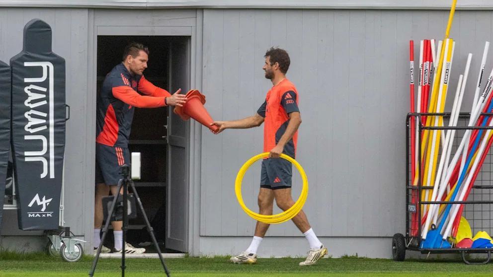 开云在线-图片报：穆勒现身塞本纳大街，再次身着拜仁球衣亮相训练基地