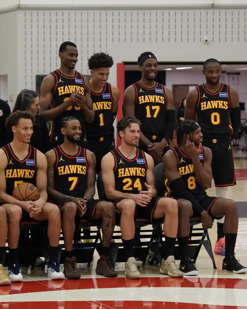 开云在线-朝气蓬勃的球队！老鹰官方分享全员拍摄全家福的侧拍照